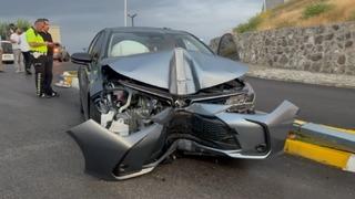 Kaygan yolda direğe çarptı: 1 yaralı