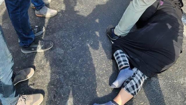 Siverek’te yolun karşı tarafına geçmeye çalışan kadına otomobil çarptı