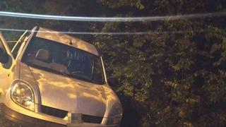 Bozuk yolu fark etmeyen sürücü şarampole düştü