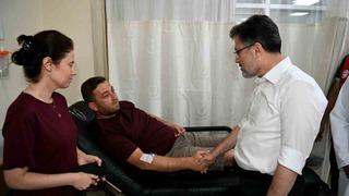 Bakan Yumaklı, dumandan etkilenenleri hastanede ziyaret etti