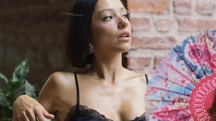 2025 Kayısı Güzeli seçilmişti! Zeynep Bastık tekne tatilinden peş peşe paylaştı! Bikinili pozlarına beğeni yağdı