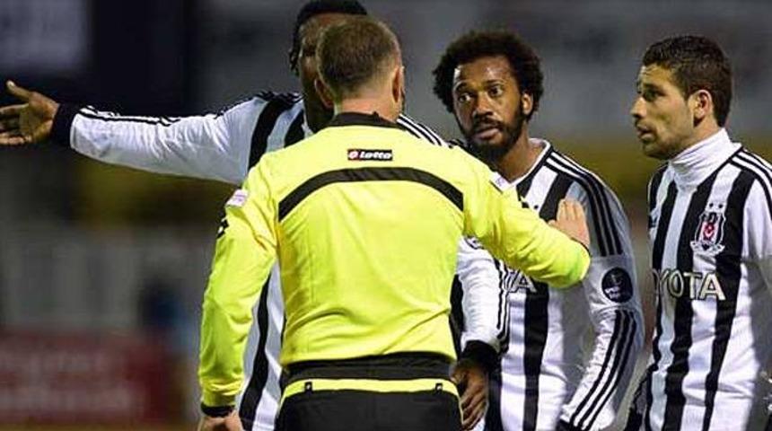 Hakem tepkiye kızdı ve gitti