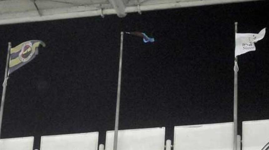 Saracoğlu'nda bayrak krizi