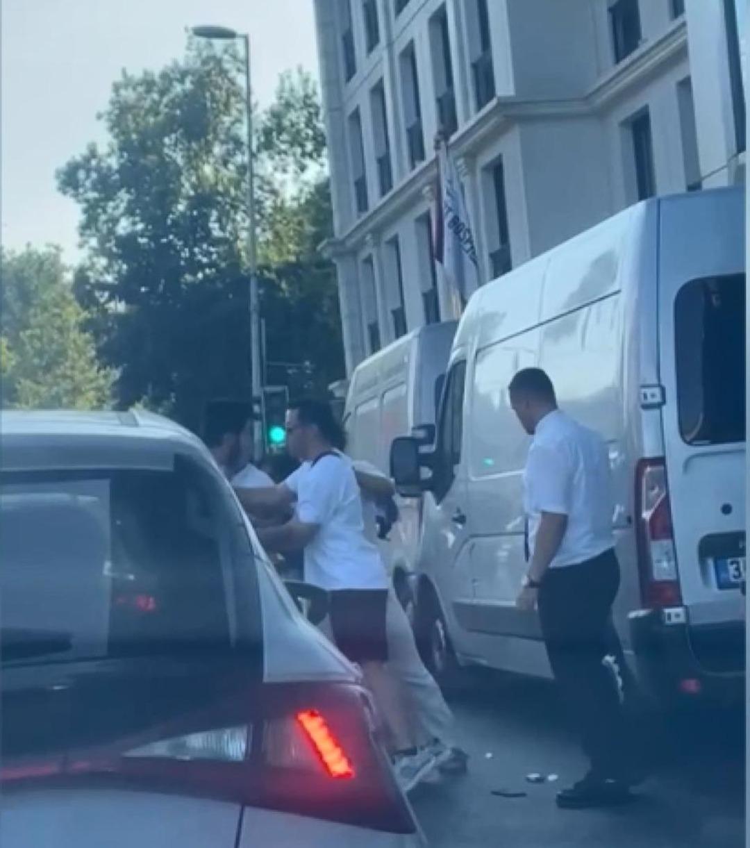 Bu sefer kadın darp etti! Sigarasını söndürmesini istedi diye taksiciye saldırdı... 4