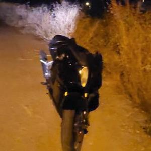 Çaldıkları motosikleti boş araziye atıp kaçtılar