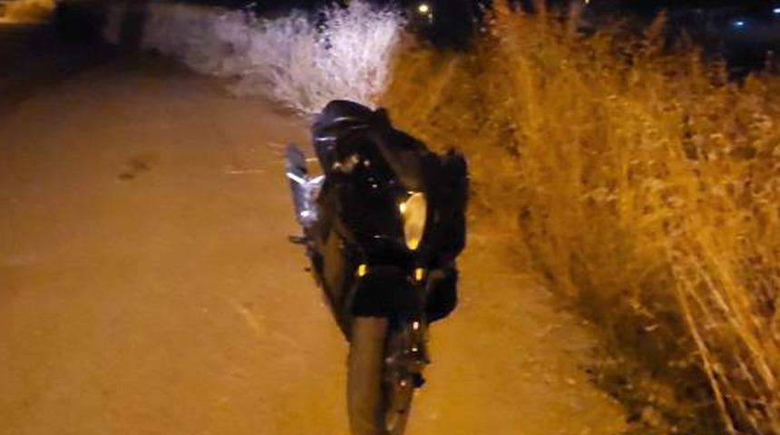 Çaldıkları motosikleti boş araziye atıp kaçtılar