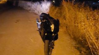 Çaldıkları motosikleti boş araziye atıp kaçtılar