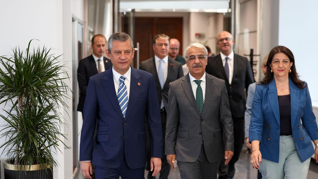 DEM Parti heyeti CHP lideri Özgür Özel i ziyaret etti! Görüşme sonrası dikkat çeken açıklama: "Farklı beklentiler var" 2