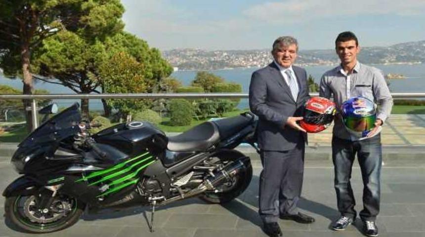 Kenan Sofuoğlu'ndan Cumhurbaşkanı Gül'e hediye kask!