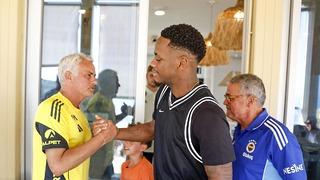 Jhon Duran kampa katıldı