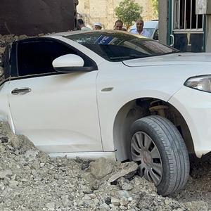 Elazığ’da hafriyat kamyonu otomobilin üzerinde devrildi: 1 yaralı