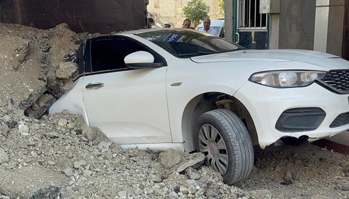 20618096-700x400 Elazığ’da hafriyat kamyonu otomobilin üzerinde devrildi: 1 yaralı