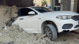 Elazığ’da hafriyat kamyonu otomobilin üzerinde devrildi: 1 yaralı