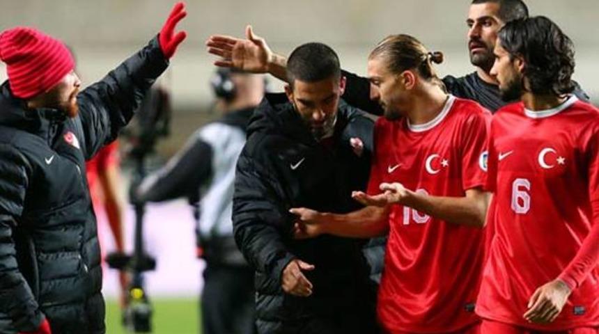 Arda Turan ve Volkan takımla konuştu!