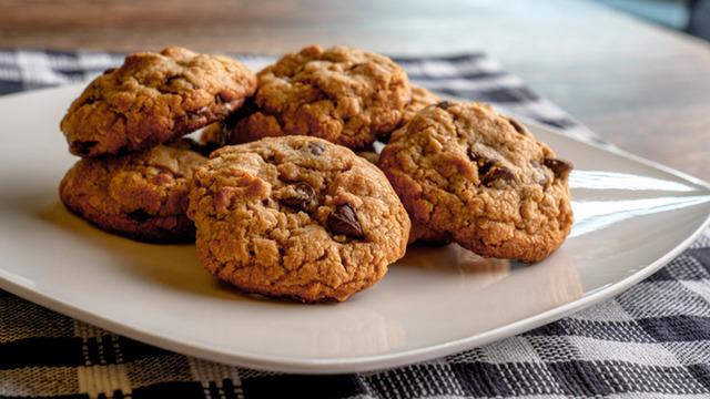 Unsuz kurabiye tarifi... 4 malzemeli unsuz kurabiye tarifi: Unsuz yulaflı ve fıstık ezmeli 20 dakikada hazır kurabiye tarifi...