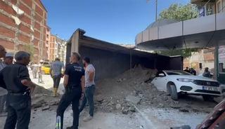 Hafriyat boşaltan kamyon, park halindeki otomobilin üstüne devrildi