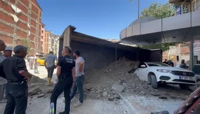 20618666-700x400 Hafriyat boşaltan kamyon, park halindeki otomobilin üstüne devrildi