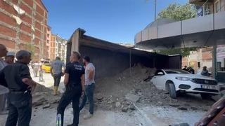 Hafriyat boşaltan kamyon, park halindeki otomobilin üstüne devrildi