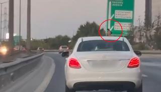 Havaya ateş açıp tüm trafiği riske attılar!