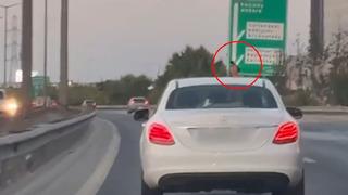 Havaya ateş açıp tüm trafiği riske attılar! Magandalar kameraya işte böyle yansıdı...