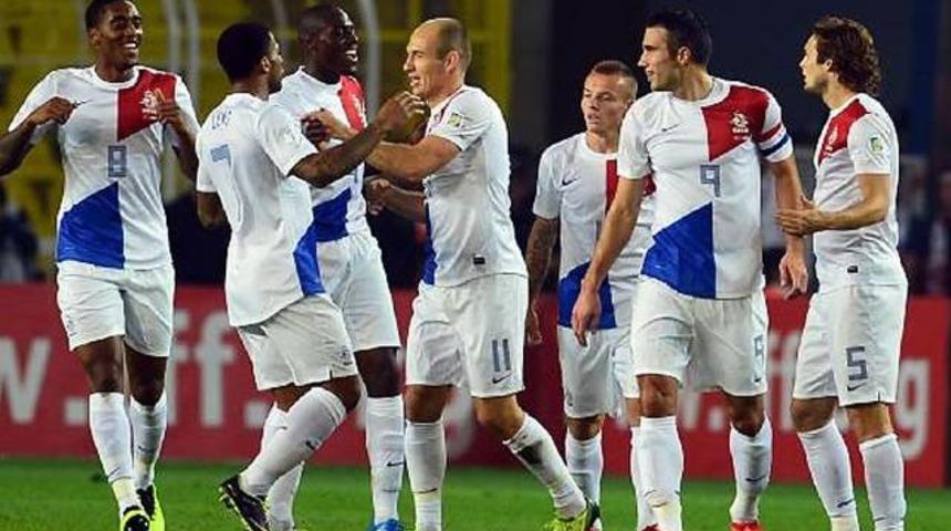 Hollanda'ya Uruguay darbesi!