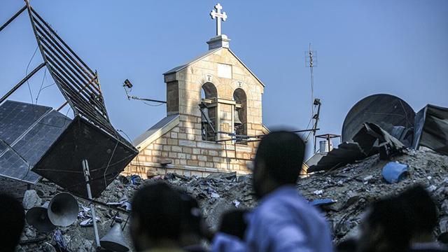 Ne kutsal biliyor ne din ayırt ediyor! İsrail, bu kez de Gazze Şeridi’ndeki Kutsal Aile Katolik Kilisesi’ni vurdu, 3 kişi öldü! 