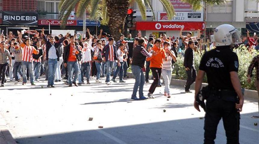 Adana derbisi &ouml;ncesi taraftarlar birbirine girdi