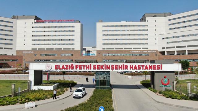 Altyapı çalışmalarında boruların altında kalan belde başkanı ve personel yaralandı