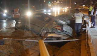 Hatay'da otomobil aydınlatma direğine çarptı: 4 yaralı