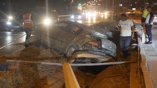 Hatay'da otomobil aydınlatma direğine çarptı: 4 yaralı