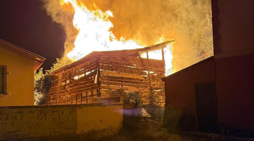 Kastamonu'da korkutan yangın! Samanlıkta çıkan alevler 3 eve sıçradı