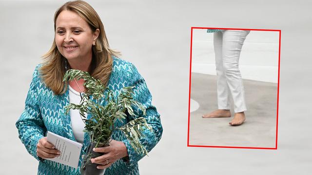 CHP’li vekil Semra Dinçer kürsüye çıplak ayakla çıktı