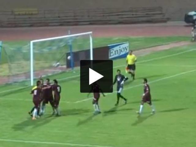 Hakem önce dövdü sonra kırmızı kart çıkardı!