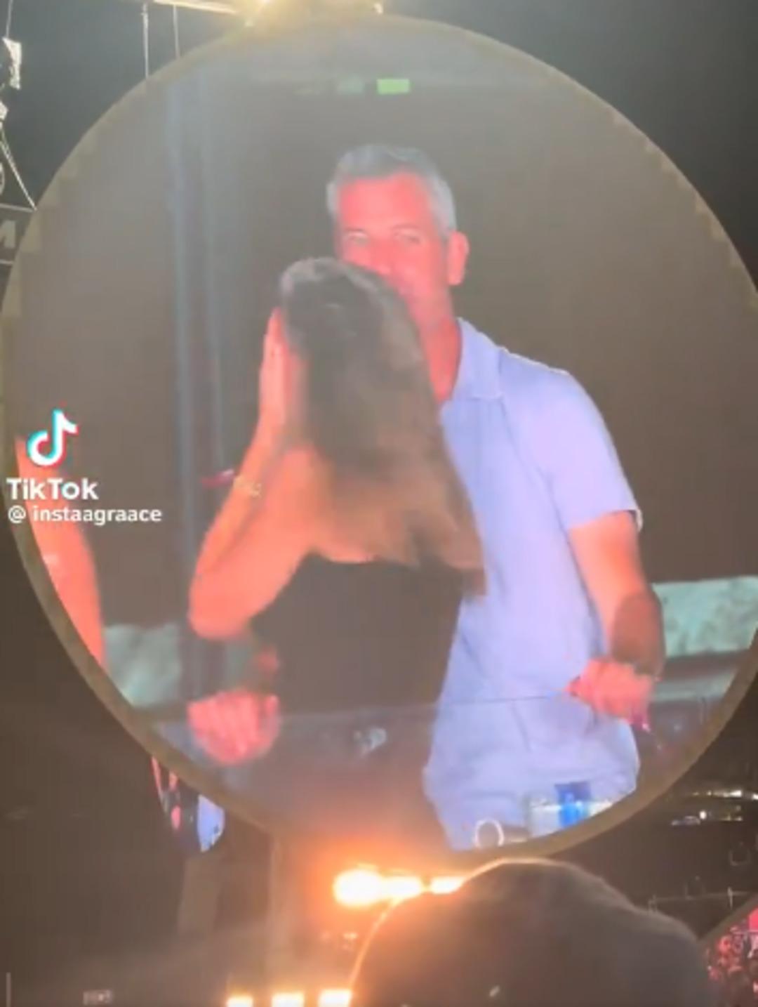 Konserde skandal! Dev şirketin CEO su yöneticisiyle yakalandı! Milyonlar ihaneti böyle izledi 2