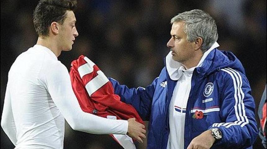 Mesut &Ouml;zil'in forması Jose Mourinho'ya