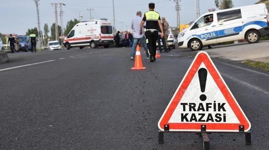 Bursa'da hafif ticari araç kamyonetle çarpıştı: 3 yaralı
