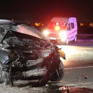 Duvara çarpıp yola savrulan otomobilin sürücüsü kurtarılamadı