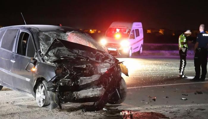 20624507-700x400 Duvara çarpıp yola savrulan otomobilin sürücüsü kurtarılamadı