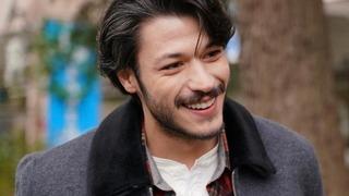 İnci Taneleri'nin Cihan'ı Kubilay Aka mutfakta yarı çıplak şov yaptı! Yorum yağmuruna tutuldu