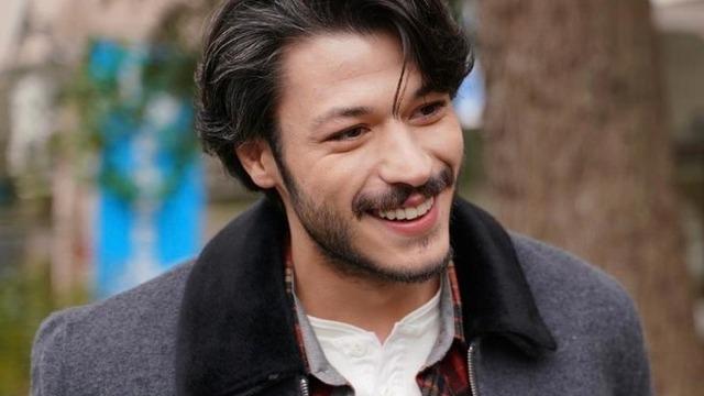 İnci Taneleri'nin Cihan'ı Kubilay Aka mutfakta yarı çıplak şov yaptı! Yorum yağmuruna tutuldu