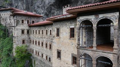 Ünlü manastıra 151 bin kişi tırmandı! Herkes akın ediyor, listenin ilk sırasında...