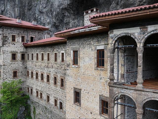 Ünlü manastıra 151 bin kişi tırmandı! Listenin ilk sırasında...