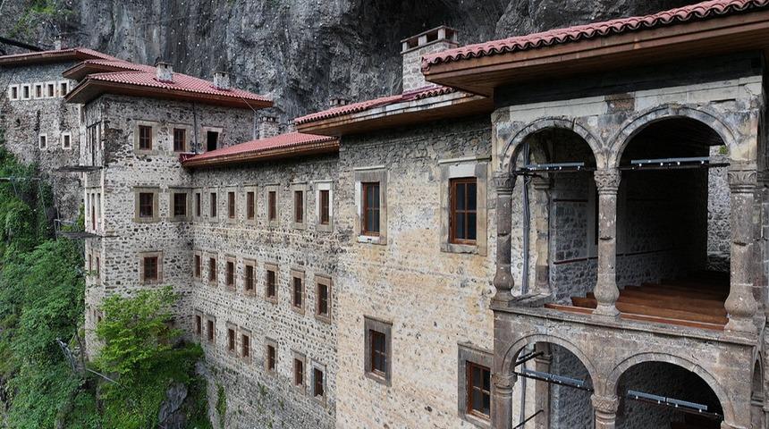 Ünlü manastıra 151 bin kişi tırmandı! Herkes akın ediyor, listenin ilk sırasında...