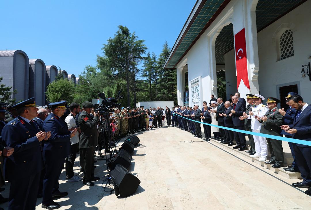 Kurdeleleri komutanlar kesti! MSÜ yerleşkelerinde camiler açıldı, Cumhurbaşkanı Erdoğan tek tek bağlandı 4