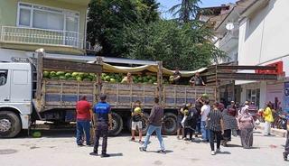 Hayırsever iş adamı vatandaşlara ücretsiz 20 ton karpuz dağıttı