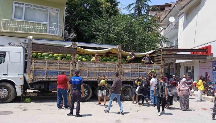 Hayırsever iş adamı vatandaşlara ücretsiz 20 ton karpuz dağıttı