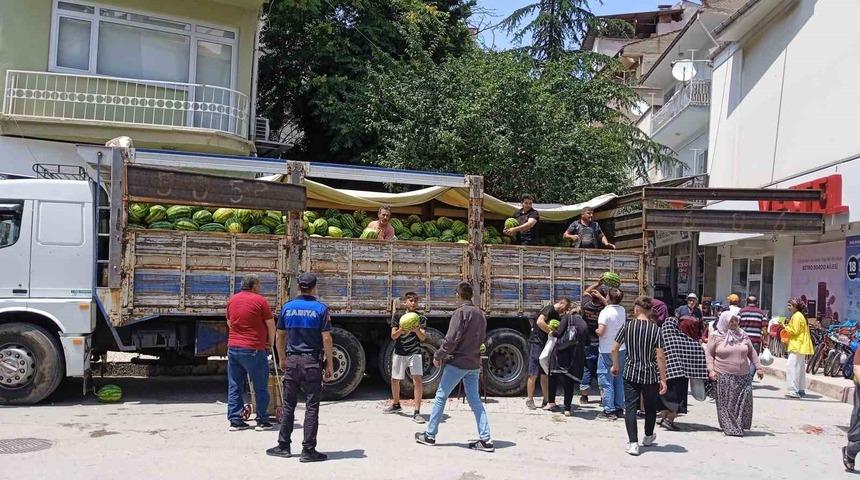 Hayırsever iş adamı vatandaşlara ücretsiz 20 ton karpuz dağıttı