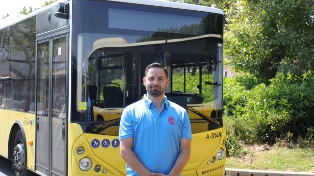 İETT şoförü otobüsü durdurup Türk bayrağındaki yangını söndürdü