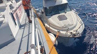 İçinde 9 kişi bulunan ve su alan teknede can pazarı! KIYEM ekiplerince kurtarıldı