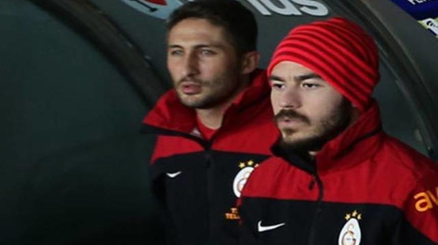 Sabri Sarıoğlu oyuna girmeden kart g&ouml;rd&uuml; sosyal medya sallandı